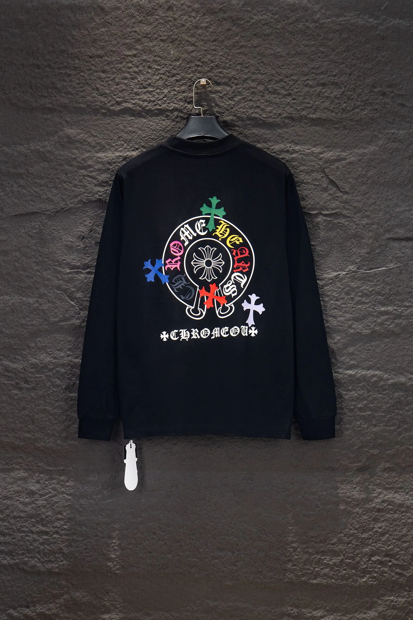 P230 🆕Chrome Hearts os version is really charming and the Crow style is really unique. Each season’s new version is made to the extreme. It is very practical and can be worn casually✔️ - ⚠️100% cotton. It is made of 21 double yarns, 300g weight fabric and imported knitted carded cotton. It has moderate thickness, drape and contour, and the upper body is comfortable! ! It is very tolerant to fat body types and can instantly lose five pounds after wearing it!  Front panel # Back panel Neckline Silicone elements # Imported silicone technology using advanced technology. The body is treated with silicone elements, which greatly increases the interest of the clothing; unique visual effects. After special fraying effect treatment, a unique distressed effect is formed. An irregular hem is added to the version. This year, Crow Heart is focusing on the version. In the past two years, the oversize version has become the focus of the trend. It has also been a popular staple in the past two years. The change of designers has made this brand an instant hit. The progressive fashion of the times also needs the blood impact of fresh elements and trendy designs in order to continue its glory! It’s stylish both inside and outside, a must-have for high street travel! An absolute "eye-catching style" that can match couples 💏 Color: Black White Size: S M L XL
